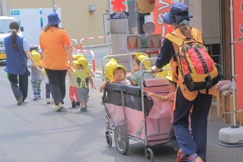 【お散歩カート】幼児・園児を安全に移動させるのに役立つ保育園の備品